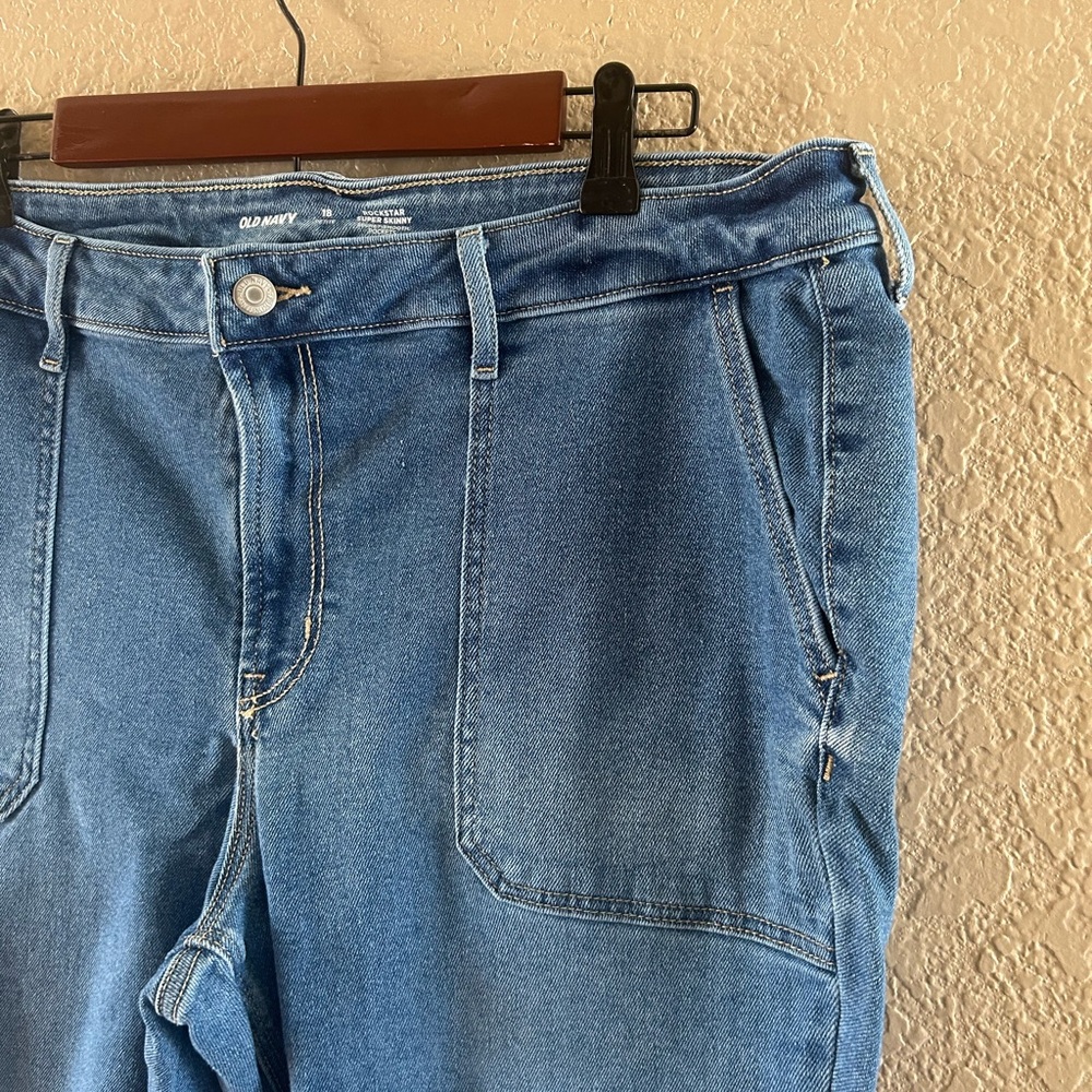 Old Navy Rockstar Super Skinny Jeans - Picture 4 of 9